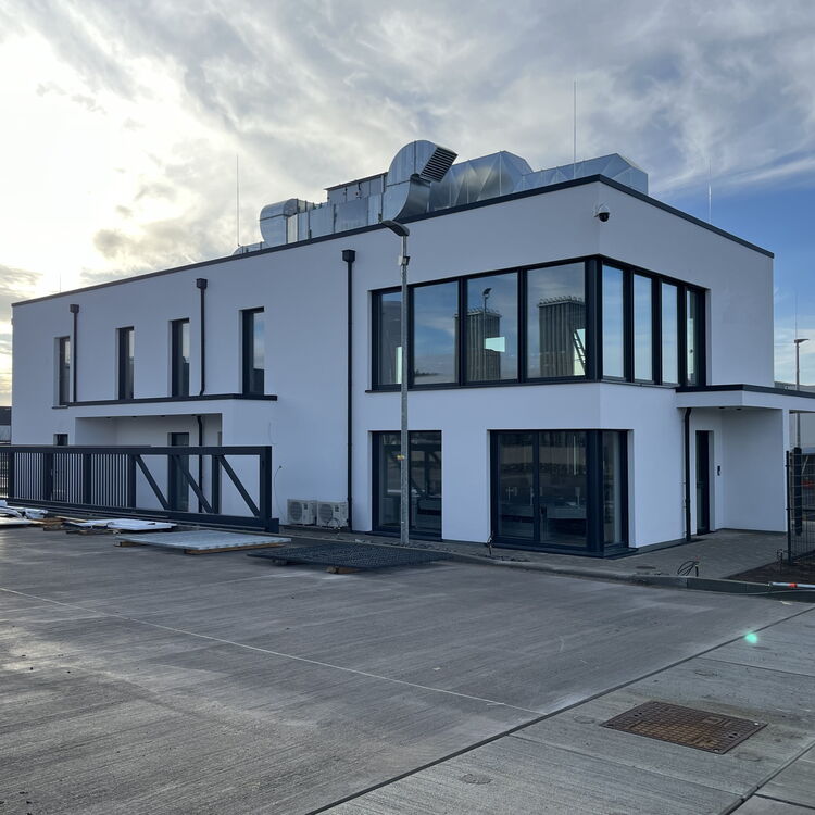 Außenaufnahme des Bürogebäudes der Erdgas Südwest Bio-LNG GmbH in Burghaun.